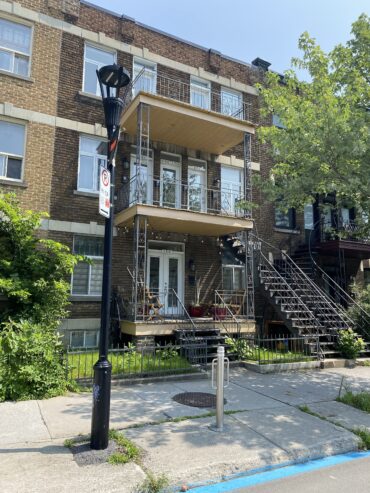 Un 4 1/2 de deux chambres fermées dans un immeuble 5Plex.