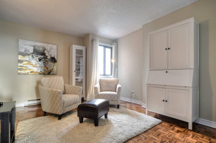 Calme appartement 4 1/2 propre situé à place Charles-Lemoyne à longueuil