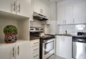 Calme appartement 4 1/2 propre situé à place Charles-Lemoyne à longueuil