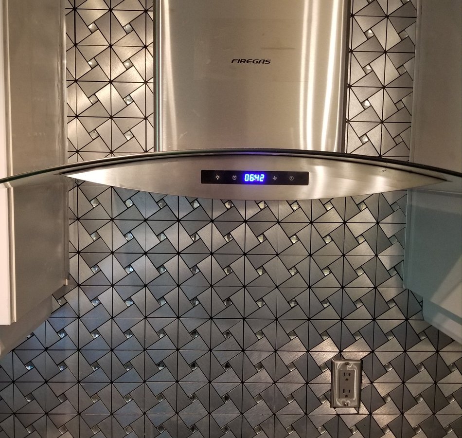 Super grand 5 1/2 ,chauffé, hydro Quebec compris ,rénové . Logement au rez-de-chaussée e