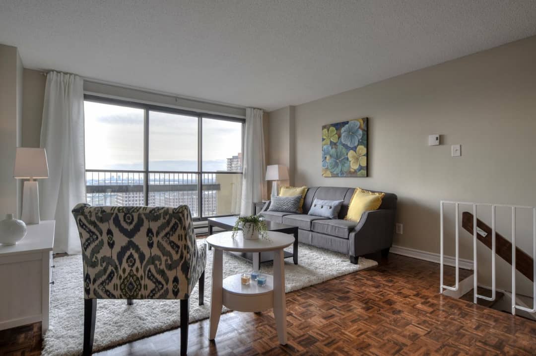 Beau Grand 4 1 2 situer a 99 place Charles Lemoyne à longueuil