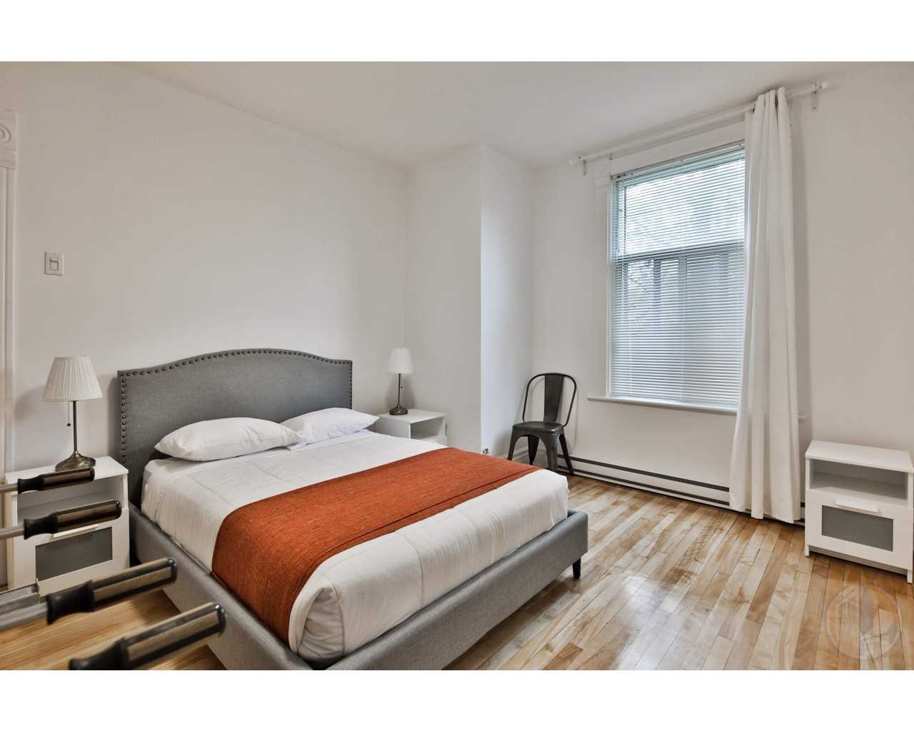 Beau appartement 4 1 2 très calme situe a 5602 rue Saint-Urbain à Montréal a plateau Mont-royal
