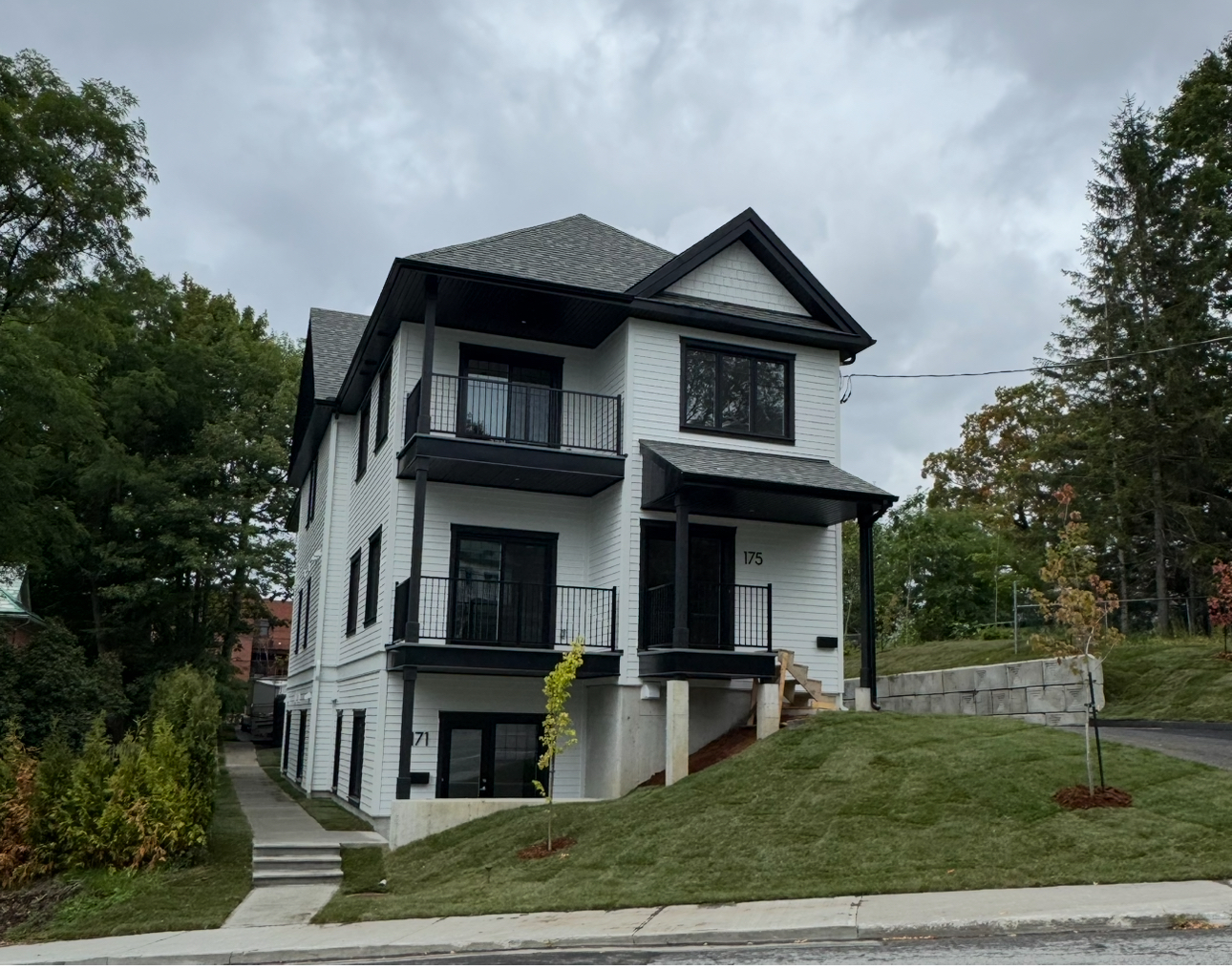 Appartement 4½ neuf à louer – Sherbrooke, stationnement, option électroménager