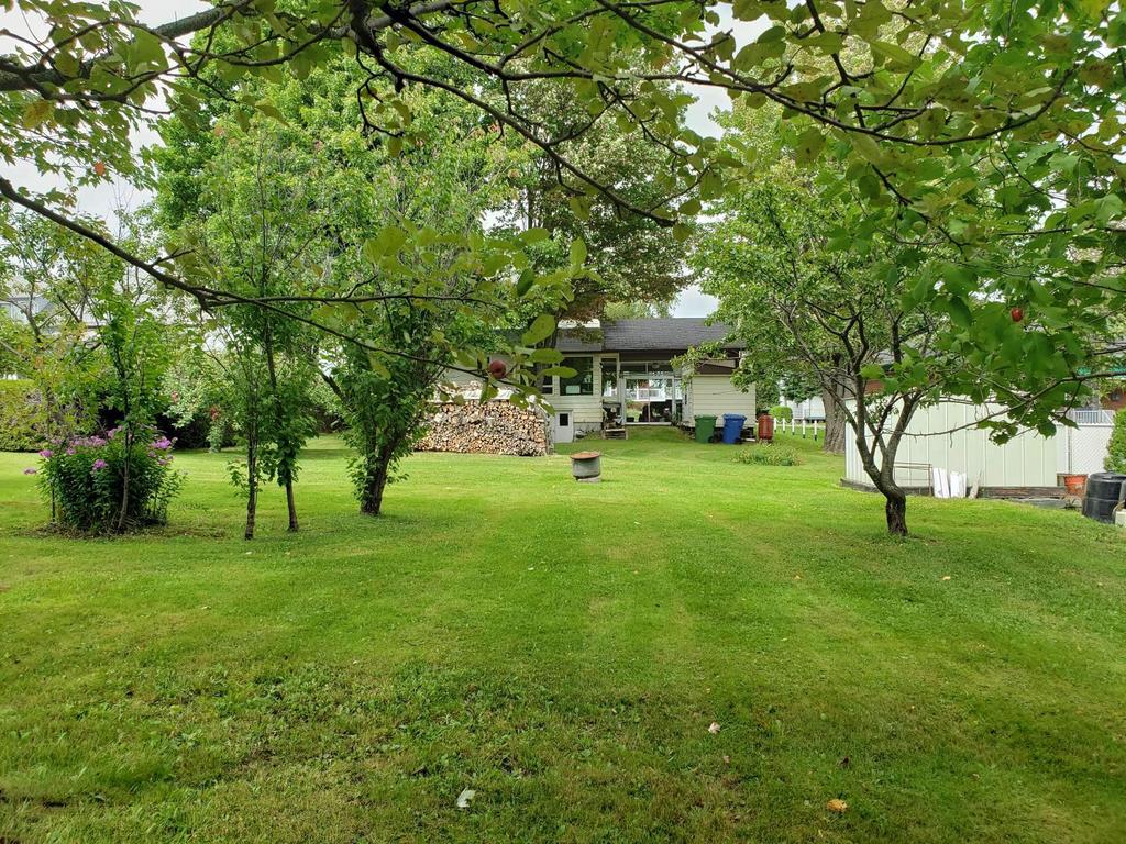 Maison centenaire au cœur de Saint-Théophile – avec terrain 29 920 pi²