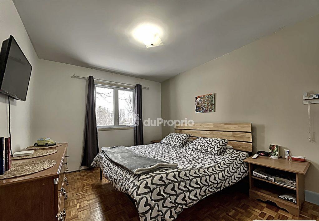 Maison centenaire au cœur de Saint-Théophile – avec terrain 29 920 pi²