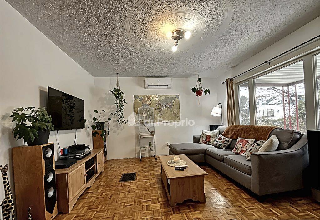 Maison centenaire au cœur de Saint-Théophile – avec terrain 29 920 pi²