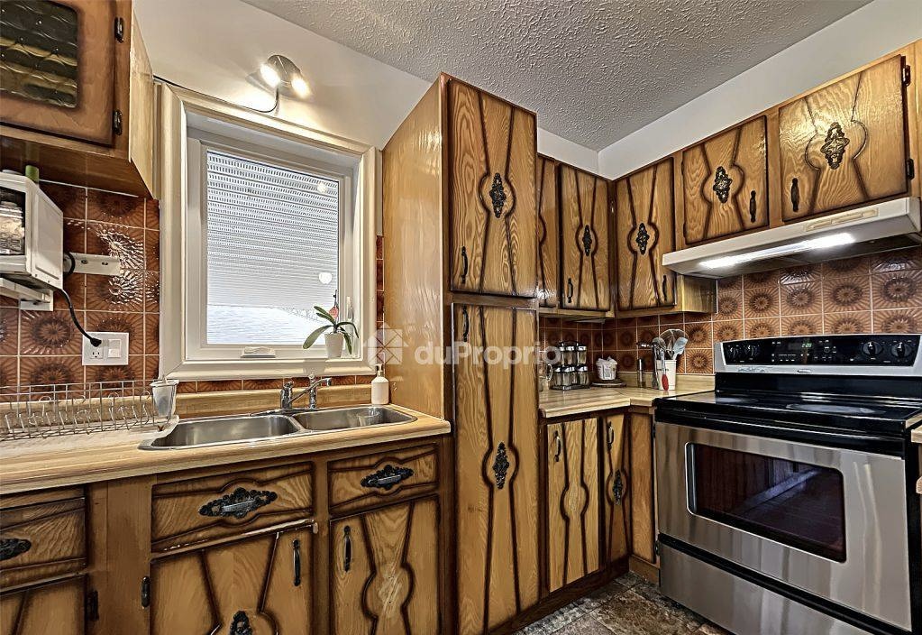 Maison centenaire au cœur de Saint-Théophile – avec terrain 29 920 pi²