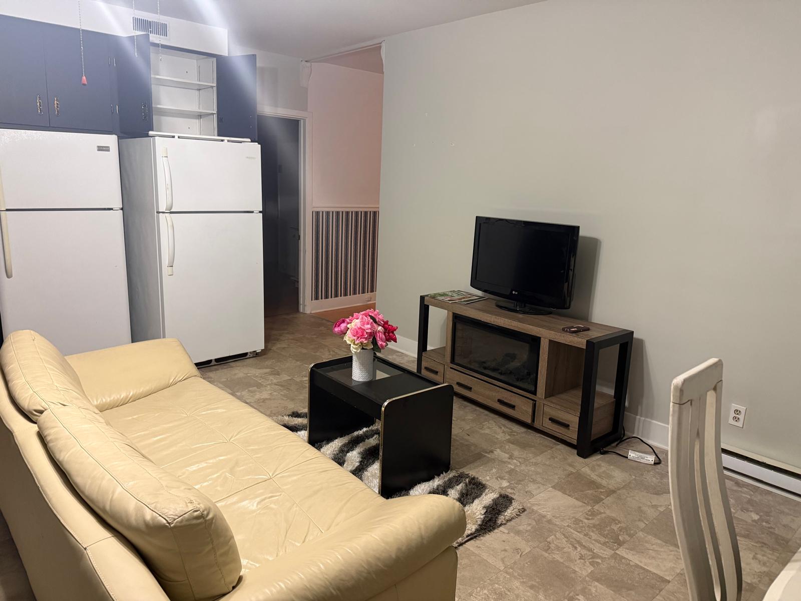 Logement 6 1/2 meublé immediatement disponible avec garage ou chambres à louer